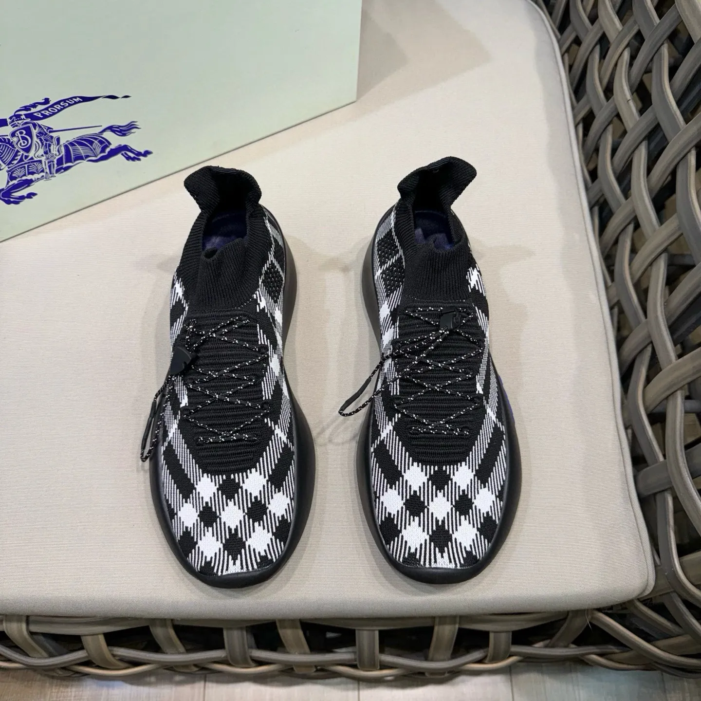Men's shoes: 500💰BURBERRY/Burberry plaid knitted Neptune sneakers｜With breathable sock-style upper｜Embellished with knitted Burberry plaid｜Leather lining Incorporated into a plaid lace design｜Equipped with B-shaped shield buckle｜The sole is decorated with a large wrapped equestrian knight logo (EKD)｜Round toe #drawstring closure#The sole is decorated with the equestrian knight logo (EKD)｜At least 50% of the main materials of the boutique are from renewable sources Size: 39-44 (45 custom-made)